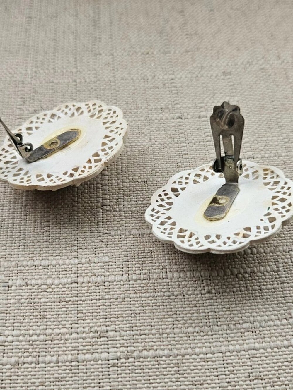 Vintage Earrings Round Flower Shape Plastic Fashion Jewelry Stud Earrings White - Picture 4 of 11